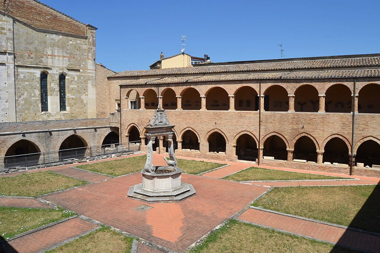Centro storico medievale con duomo – Atri
