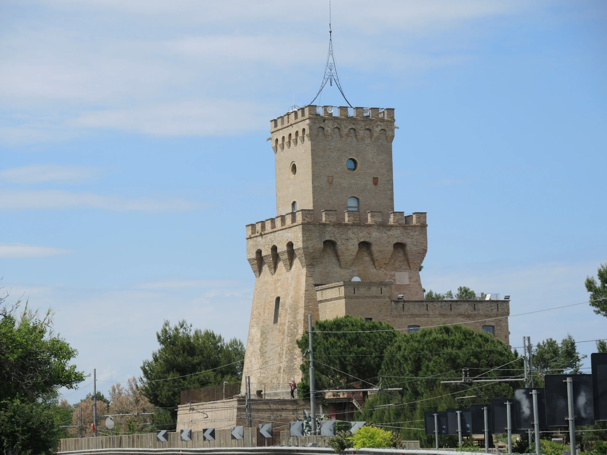 Costa adriatica con torre storica – Pineto & Torre del Cerrano